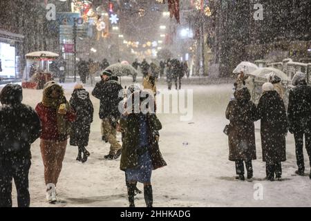 Istanbul, Türkei. 24th Januar 2022. Während des starken Schneefalls werden Menschen auf der Istiklal Street spazieren gesehen. (Foto von Hakan Akgun/SOPA Images/Sipa USA) Quelle: SIPA USA/Alamy Live News Stockfoto