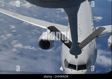 Eine Royal Australian Air Force P-8A Poseidon, die der RAAF Base Edinburgh, Australien, zugewiesen wurde, bereitet sich auf eine Auffüllung durch einen US Air Force KC-135 Stratotanker vor, der während der Übung Sea Dragon 2022 am 19. Januar 2022 in der Nähe des philippinischen Meeres dem 506th Expeditionary Air Betanking Squadron zugewiesen wurde. Ziel dieser Mission war es, P-8A-Poseidon-Piloten zu trainieren, um während des U-Boot-Kriegs mit der KC-135 zu panzern, während ein simuliertes U-Boot-Ziel verfolgt wird, das als entbehrliches mobiles Trainingsziel für die Anti-U-Boot-Kriegsführung bekannt ist. (USA Luftwaffe Foto von Airman 1st Klasse Breanna Gossett) Stockfoto