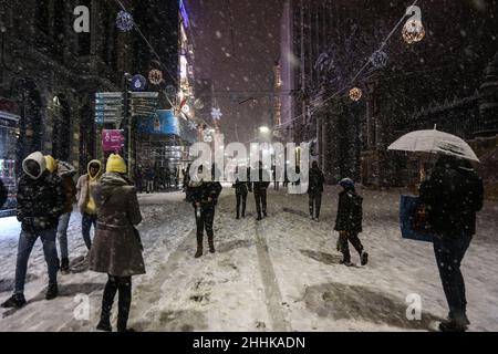 Istanbul, Türkei. 24th Januar 2022. Während des starken Schneefalls werden Menschen auf der Istiklal Street spazieren gesehen. (Foto von Hakan Akgun/SOPA Images/Sipa USA) Quelle: SIPA USA/Alamy Live News Stockfoto