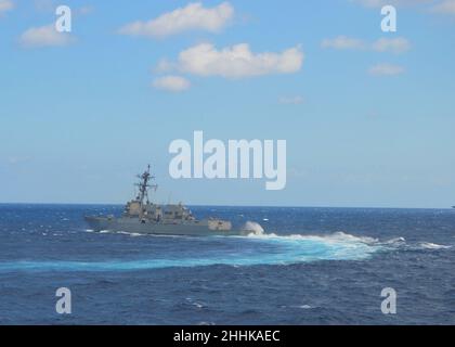 220122-N-EF547-1060 PHILIPPINISCHES MEER (JAN 22, 2022) USS Spruance (DDG 111), ein Lenkraketen-Zerstörer der Arleigh Burke-Klasse, durchreist die philippinische See, 22. Januar 2022. Als Teil der US-Pazifikflotte führt Spruance Schulungen durch, um eine freie und offene Region im Indo-Pazifik-Raum zu erhalten und zu schützen. (USA Navy Foto von Ensign Sarah Weinstein) Stockfoto