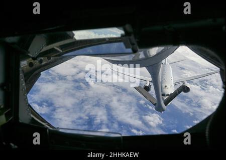 Eine Royal Australian Air Force P-8A Poseidon, die der RAAF Base Edinburgh, Australien, zugewiesen wurde, bereitet sich auf eine Auffüllung durch einen US Air Force KC-135 Stratotanker vor, der während der Übung Sea Dragon 2022 am 19. Januar 2022 in der Nähe des philippinischen Meeres dem 506th Expeditionary Air Betanking Squadron zugewiesen wurde. Ziel dieser Mission war es, P-8A-Poseidon-Piloten zu trainieren, um während des U-Boot-Kriegs mit der KC-135 zu panzern, während ein simuliertes U-Boot-Ziel verfolgt wird, das als entbehrliches mobiles Trainingsziel für die Anti-U-Boot-Kriegsführung bekannt ist. (USA Luftwaffe Foto von Airman 1st Klasse Breanna Gossett) Stockfoto