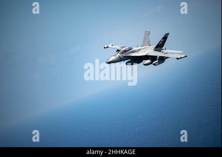 220122-N-HS181-1218 PHILIPPINISCHES MEER (JAN 22, 2022) eine F/A-18F Super Hornet, die den „Wizards“ des Electronic Attack Squadron (VAQ) 133 zugewiesen wurde, fliegt am 22. Januar 2022 über das philippinische Meer. Als Teil der US-Pazifikflotte führen Einheiten, die Carl Vinson und Abraham Lincoln Carrier Strike Groups, Essex und America Amphibious Ready Groups und Japan Maritime Self-Defense Force zugewiesen sind, Schulungen durch, um eine freie und offene Region im Indo-Pazifik zu erhalten und zu schützen. (USA Navy Foto von Mass Communication Specialist 2nd Klasse Haydn N. Smith) Stockfoto