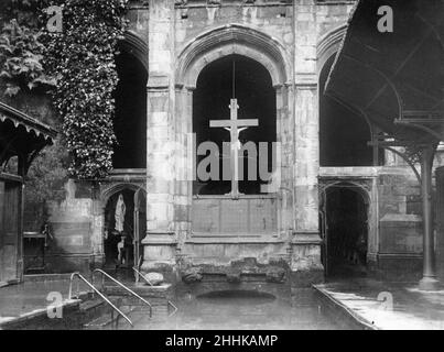 St. Winefride's Well Shrine in Holywell, Flintshire, Wales, 17th. September 1931. Unser Bild zeigt ... ein großes Bad für Pilger zum Eintauchen. Auch bekannt als Winifred's Well, behauptet es, der älteste ständig besuchte Wallfahrtsort in Großbritannien zu sein (über 1300 Jahre) und ist ein denkmalgeschütztes Gebäude der Klasse I. Pilger haben den Brunnen von St. Winefride im Laufe der Geschichte besucht, um Heilung zu suchen. Stockfoto