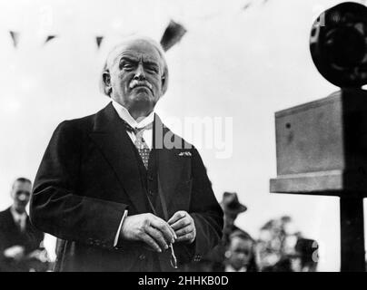 Der ehemalige Premierminister David Lloyd George, bei der Enthüllung der Statue „La Delivrance“ von Emile Oscar Guillaume, die Lord Rothermere Finchley übergab. Die Statue stellt den Sieg der Alliierten in Marne dar. Finchley, London. 20th. Oktober 1927. Stockfoto