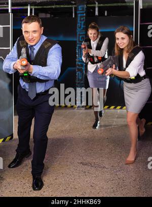 Männer und Frauen, die mit Corporate Entertainment arbeiten Stockfoto