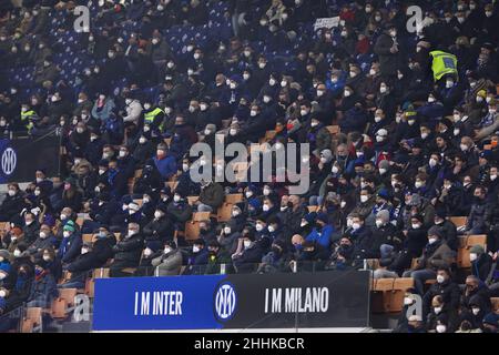 Mailand, Italien. 22nd Januar 2022. Italien, Mailand, 22 2022. januar: Heute wegen eines Corona-19-Virus-Notfalls nur fünftausend Fans in den Tribünen während des Fußballmatches FC INTER gegen VENEZIA; Serie A 2021-2022 Day23 im San Siro-Stadion (Bild: © Fabrizio Andrea Bertani/Pacific Press via ZUMA Press Wire) Stockfoto