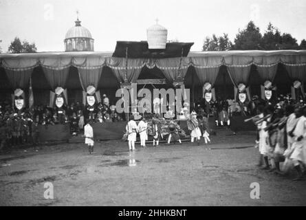 Abessinischer Krieg am 1935Soldiers. September sah die Armee Abessiniens eine Parade am Kaiser Haile Selassie in Addis Abeba während des Meskel-Festes vorbei, bevor sie nach Süden marschierte, um den italienischen Invasionstruppen zu begegnen Stockfoto