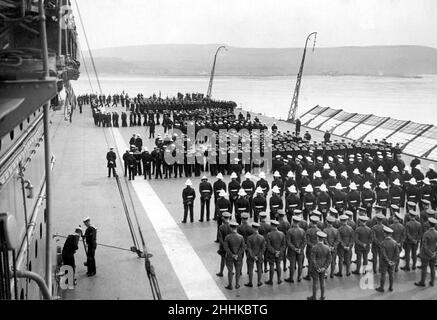 Die Besatzung der britischen Royal Navy Aircraft Carrier HMS mutige Parade auf dem Flugdeck des Schiffes, Mai 1931. Stockfoto