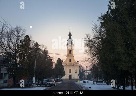 Bild des ikonischen Uhrturms der serbischen orthodoxen Kirche von Crepaja, in Serbien, aufgenommen während eines kalten Sonnenuntergangs im Winter. Crepaja ist ein Dorf in Serben Stockfoto