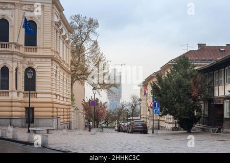 Bild der Baustelle von Beograd na vodi, oder Beograd Waterfront, mit Fokus auf dem Turm Kula Belgrade von der Altstadt von Belgrad aus gesehen, Stockfoto