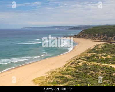 Glenaire Beach und die Mündung des Aire River fotografiert vom Escarpment Lookout auf dem Great Ocean Walk - Aire River, Victoria, Australien Stockfoto