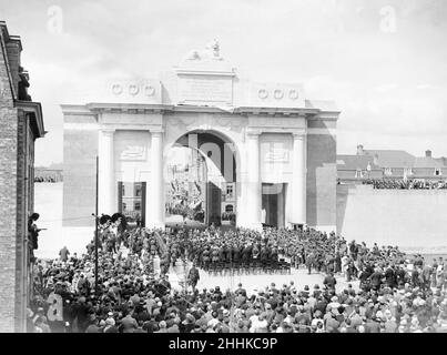 Feldmarschall Lord Plumer unter dem Bogen des Denkmals für die 54.000 vermissten britischen und Commonwealth-Soldaten, die auf dem Schlachtfeld des Ypres-Salient verloren gegangen sind. Das Denkmal in Ypern befindet sich am östlichen Ausgang der Stadt und markiert den Ausgangspunkt für eine der Hauptstraßen aus der Stadt heraus, die alliierte Soldaten an die Front führten. Der als Menin Gate bekannte Bogen wurde von Sir Reginald Blomfield entworfen. Feldmarschall Lord Plumer erhellte während seiner Rede bei der Einweihung, warum das Denkmal errichtet und in Ypern errichtet worden war. Es wurde beschlossen, dass hier in Ypern, wo so viele Stockfoto