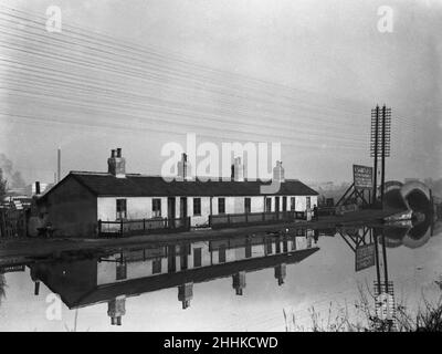 Die Hütten spiegeln sich im Grand Union Canal in der Nähe von Uxbridge um 1934 wider Stockfoto