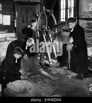 Die Jungen der Christ's Hospital School, Horsham, haben praktische Lektionen in der Landwirtschaft, um im späteren Leben einen alternativen Beruf zu schaffen. Die wissenschaftliche Seite der Landwirtschaft , Chemie von Lebensmitteln s in einem up-to-date Labor gelehrt, an die Schule angeschlossen. Einer auf dem Hof sind Schweine, ein Pferd, ein Pflug, eine Dreschmaschine, Geflügel, Versuchsparzellen usw. die Jungen können ihre eigenen Tiere behalten, wenn sie es wünschen. Viele Jungen gehen nach Kanada, um Bauern zu werden. 10th. Februar 1935. Stockfoto