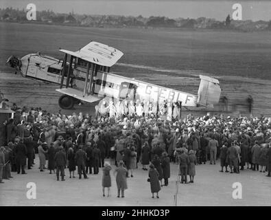 Ein Armstrong Whitworth AW-154 Argosy, „City of Glasgow“ von Imperial Airways; ein dreimotoriger Motor, der 20 Passagiere befördern konnte. Sie verließ Croydon am 5. Mai und kam am 24. Mai in Darwin, Australien an, ein Flug von 11.000 Meilen; sie war die erste Frau, die die Reise alleine machte. Hier im Croydon Aerodrome am Montag, dem 4th. August 1930, fotografiert, brachte es Amy Johnson nach ihrer Aufnahme eines durchbrechenden Soloflugs zurück nach Großbritannien. Stockfoto