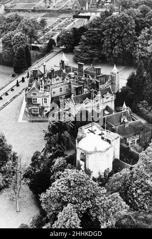 Chilham Castle ist ein Herrenhaus und Bergfried im Dorf Chilham, zwischen Ashford und Canterbury in der Grafschaft Kent, England der normannische Bergfried des Schlosses, das älteste Gebäude des Dorfes, stammt aus dem Jahr 1174 das jakobische Gebäude, in Sichtweite des 'Old Castle', Wurde 1616 für Sir Dudley Digges auf einem sechseckigen Plan mit fünf abgewinkelten Bereichen und dem sechsten offenen Bereich fertiggestellt. Ca. 1935 Stockfoto