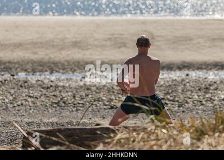 Ein Mann, der im Park traditionelles Tai Chi Chuan, Tai Ji und Qi gong praktiziert, um gesund zu sein. Stockfoto