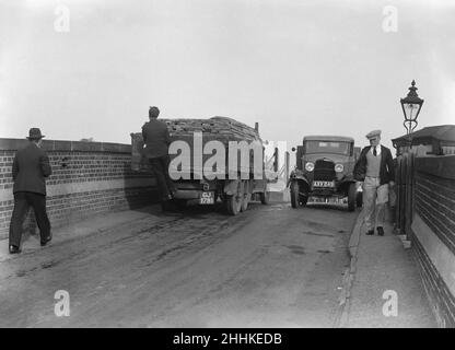 Verkehr auf der Hayes-Bahnhofsbrücke, Hayes um 1935 Stockfoto