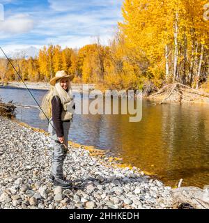 USA, Idaho, Bellevue, Porträt einer älteren Frau, die im Herbst in Big Wood River Fliegenfischen geht Stockfoto