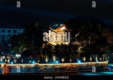 Traditionelles chinesisches Dach auf dem Tempel, das durch die Bäume guckt Stockfoto