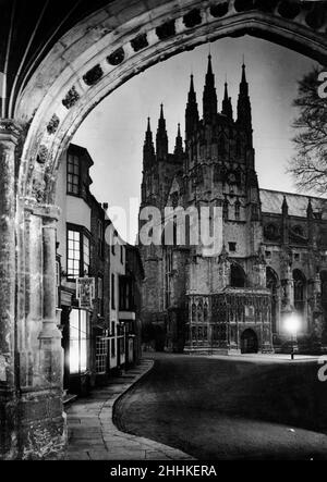 Canterbury Cathedral in Canterbury in Kent England Canterbury ist eine historische Domstadt in Kent, Südostengland, am Fluss Stour. Die Stadt ist die Metropole der anglikanischen Kommunion und Sitz des Erzbischofs von Canterbury Cathedral Gate flankiert von zwei Türmen durch Torbogen gesehen. Ca. 1935 Stockfoto
