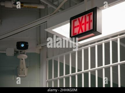 Ausstiegsschild im Gefängnis Stockfoto