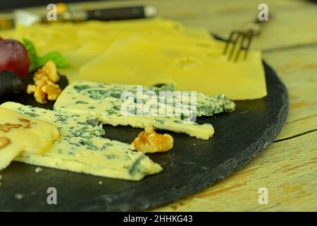 Gourmet-Wein- und Käseaufschnitt zum Genießen zu besonderen Festtagsanlässen, an Dattelabenden teilen. Konzept, Hintergrund, Kopierraum, einfacher Lebensstil Stockfoto