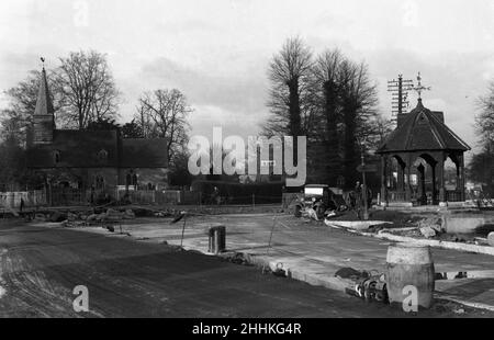 Straßenverbreiterung St. Giles Kirche und Pumpe, Ickenham 15th Februar 1935 Stockfoto