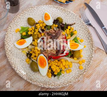 Katalanisches Essen. Xatonada, typischer Salat aus der spanischen Region Katalonien Stockfoto