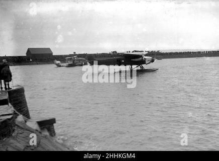 Amelia Earhart fliegt den Atlantik. OPS 'The Friendship', eine dreimotorige Fokker, die sie für den Flug verwendete, der in Burry Port, Südwales, verankert war und dort landete. 18th. Juni 1928. Stockfoto