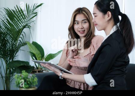 Versicherungsagent bietet und erklären Krankenversicherung Lebensplan für ältere Menschen. asiatische Frau Wahl Plan des Lebens und Rettung Versicherung. Stockfoto