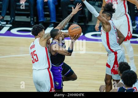 Der Wächter der Sacramento Kings, De'Aaron Fox (5), versucht einen Schuss, während er von dem Stürmer der Houston Rockets, Christian Wood (35), beim NBA-Spiel zwischen Th, verteidigt wird Stockfoto