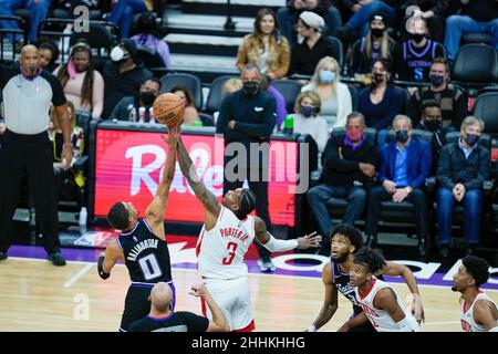 Der Wächter der Houston Rockets, Kevin Porter Jr (3) und der Wächter der Sacramento Kings, Tyrese Haliburton (0), geben beim NBA-Spiel zwischen den Houston einen Tipp zum Besitz Stockfoto