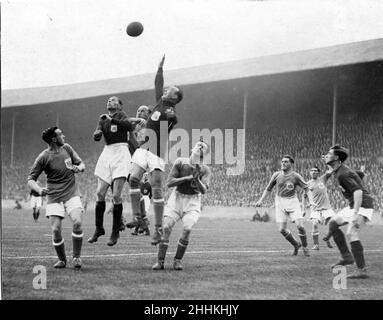 Sport - Fußball - FA Cup Final - 1927 - Cardiff City gegen Arsenal - Cardiff Torwart Tom Farquharson springt, um einen Arsenal-Angriff unter Druck von Charlie Buchan zu klären - von links nach rechts - Tom Watson, Charlie Buchan, Billy Hardy, Tom Farquharson, Tom Sloan, Sam Irving, Fred Keenor, Jimmy Brain - 23rd. April 1927 Stockfoto