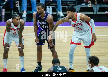 Sacramento Kings Stürmer Harrison Barnes (40) steht zwischen den Houston Rockets-Spielern Kevin Porter Jr (3) und Christian Wood (35) beim NBA-Spiel betwe Stockfoto