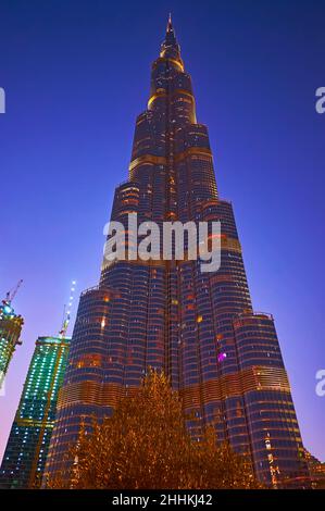 DUBAI, VAE - 7. MÄRZ 2020: Der Burj Khalifa, der am 7. März in Dubai mit goldenen Lichtern gegen den Abendhimmel geschmückt ist Stockfoto