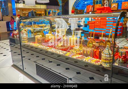 DUBAI, VAE - 7. MÄRZ 2020: Die Ausstellung der türkischen Hafiz Mustafa Konditorei mit einer großen Auswahl an Süßigkeiten, Trockenfrüchten und Nüssen in Schokolade, Dubai Mall Stockfoto