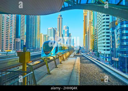 DUBAI, VAE - 3. MÄRZ 2020: Die rote Linie der Dubai Metro eröffnet am 3. März in Dubai den Blick auf die berühmten Wolkenkratzer der Innenstadt Stockfoto