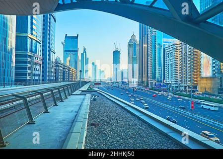 DUBAI, VAE - 7. MÄRZ 2020:die Sheikh Zayed Road, umgeben von modernen Wolkenkratzern, vom Pavillon der Dubai Metro Station aus gesehen, am 7. März in Dub Stockfoto