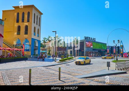 DUBAI, VAE - 7. MÄRZ 2020: Das JBR Marina Beach verfügt über eine große Einkaufszone mit Einkaufszentren, Märkten, Cafés und Restaurants, die am 7. März in Dubai stattfindet Stockfoto