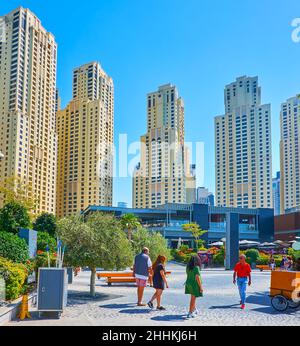 DUBAI, VAE - 7. MÄRZ 2020: Die hohen Gebäude der Dubai Marina sind vom JBR Marina Beach Walk am 7. März in Dubai aus zu sehen Stockfoto