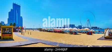 DUBAI, VAE - 7. MÄRZ 2020: Panorama mit Ain Dubai Riesenrad, Bluewaters Island und die Küste des JBR Marina Beach, am 7. März in Dubai Stockfoto