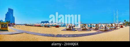 Panorama der JBR Marina Strandlinie mit Schwimm- und Sonnenurlaubern, Ain Dubai Ferris Wheel und Address Jumeirah Resort Wolkenkratzer, Dubai, VAE Stockfoto