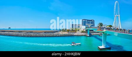 Panorama der kleinen Bluewaters Island mit Ain Dubai Ferris Wheel und moderner Fußgängerbrücke, die die Insel mit JBR Marina Beach, Dubai, Vereinigte Arabische Emirate verbindet Stockfoto