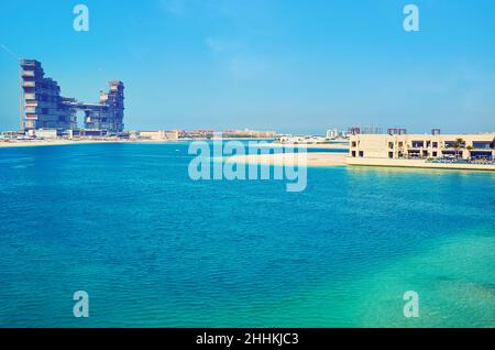 DUBAI, VAE - 7. MÄRZ 2020: Die Küste von Palm Jumeirah mit Blick auf das im Bau befindliche Royal Atlantis Resort and Residences, am 7. März in Dubai Stockfoto