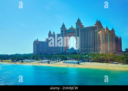 DUBAI, VAE - 7. MÄRZ 2020: Die Facafe des atemberaubenden Atlantis The Palm Complex, gelegen auf dem Palm Jumeirah Archipel, am 7. März in Dubai Stockfoto