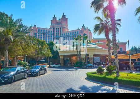 DUBAI, VAE - 7. MÄRZ 2020: Das üppige Grün ziert das Eingangstor des Atlantis The Palm Complex, der sich am 7. März in Dubai auf der Palm Jumeirah befindet Stockfoto