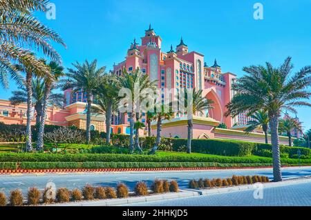 Der wunderschöne, grüne Garten mit Palmen vor dem Atlantis The Palm Complex, gelegen auf dem Palm Jumeirah Archipel, Dubai, VAE Stockfoto