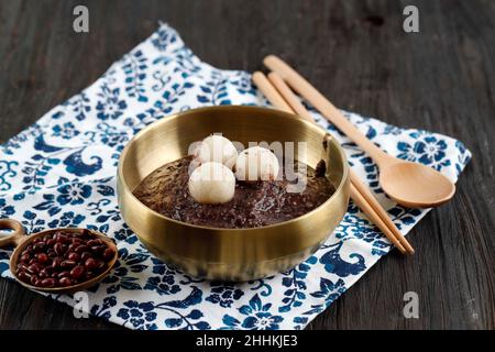 Koreanische traditionelle Küche Haferbrei mit roten Bohnen und Reiskuchen, beliebt als Patjuk Dongji Stockfoto