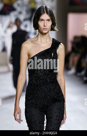 Paris, Frankreich. 24th Januar 2022. CHRISTIAN DIOR SS22 Runway während Haute Couture Spring Summer 2022 - January 2022 - Paris, France 24/01/2022 Credit: dpa/Alamy Live News Stockfoto